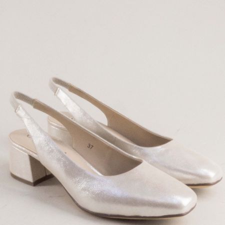 Стилни дамски обувки на среден ток с отворена пета и перлен блясък 9-29500-341