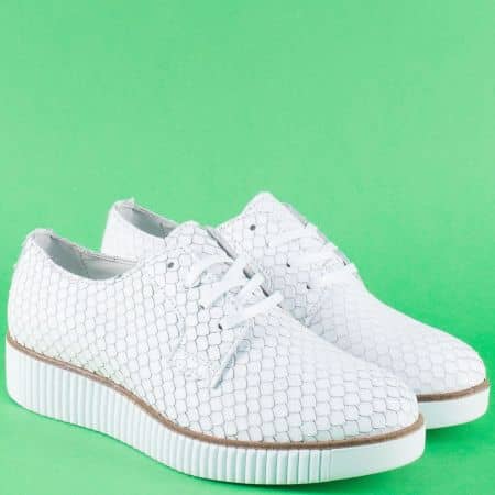 Модерни дамски обувки в бяло на комфортна платформа 932003zb