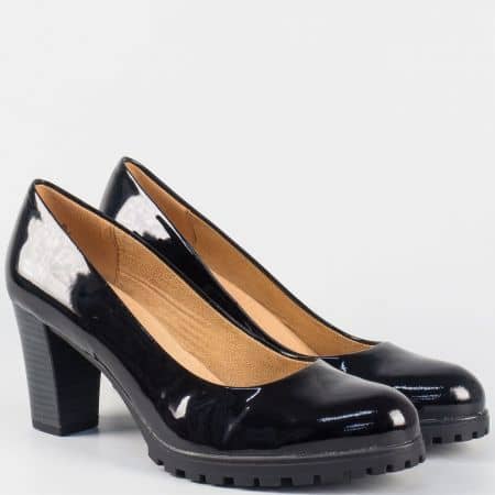 Дамски обувки на висок ток- Caprice от естествен лак в черно 9922400lch