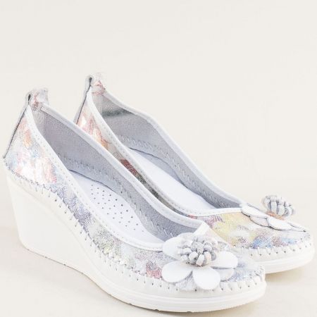 Пъстри дамски обувки на платформа с декоративно цвете aj136srps