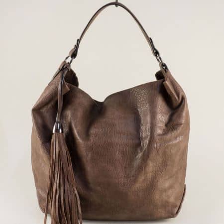 Тъмно кафява дамска чанта, тип торба с пискюл ch028k