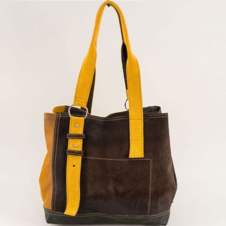 Кожена дамска чанта в кафяво с две къси жълти дръжки ch090922kjz