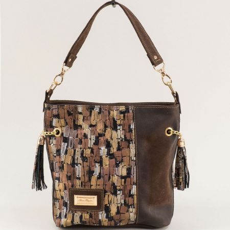 Кафява дамска чанта с цветен принт и декоративни пискюли ch091021kps