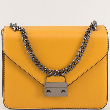 Компактна дамска чанта в жълто с капак и метално закопчаване ch1224j