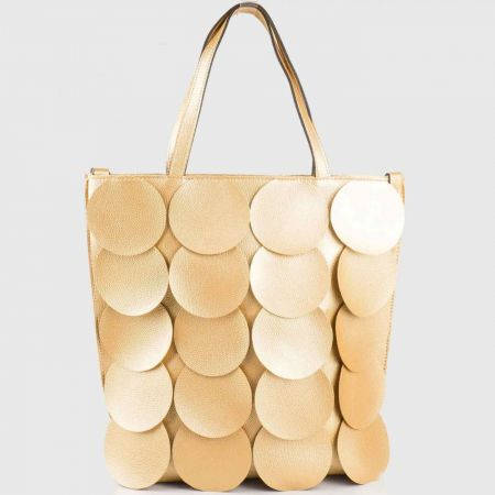 Екстравагантна дамска чанта с две къси и дълга дръжка на водещ български производител е фектна декорация в злато ch1237zl
