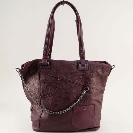 Дамска чанта в бордо със закачлив метален синджир ch1356bd