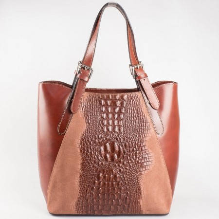 Стилна дамска чанта от естествена кожа с изчистена визия и регулиращи се дръжки ch1433krsvk