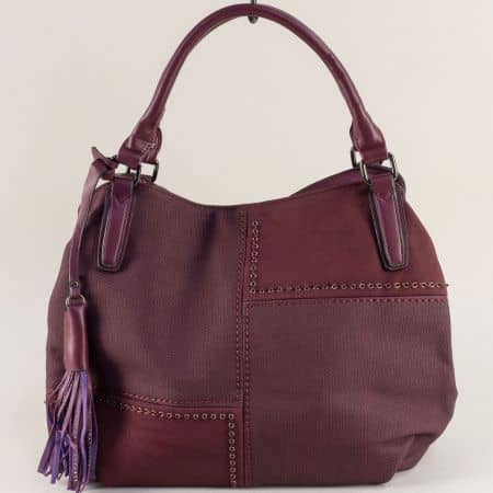 Дамска чанта с пискюл и три прегради в цвят бордо ch144bd