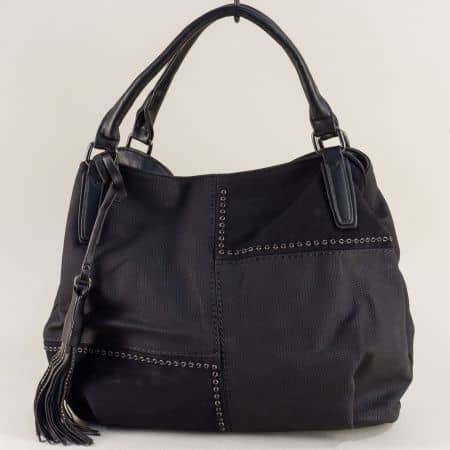 Дамска чанта с пискюл и три прегради в черен цвят ch144ch