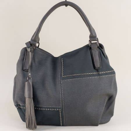 Дамска чанта с пискюл и три прегради в сив цвят ch144sv