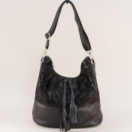Атрактивна дамска чанта в черен цвят с декоративен пискюл ch150823chnch
