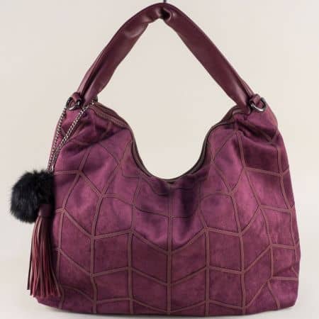 Дамска чанта с пискюл и пухче в цвят бордо ch158bd