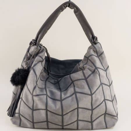 Дамска чанта с пискюл и пухче в сив цвят ch158sv