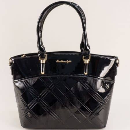 Черна лачена дамска чанта с интересен принт ch187017ch