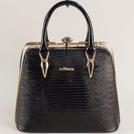 Атрактивна дамска черна чанта с къса дръжка и кроко принт ch2002krlch