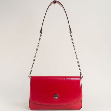Елегантна дамска чанта за през рамо в червен лак ch223006lchv