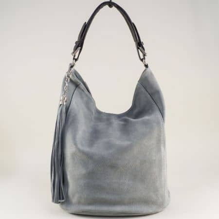 Велурена дамска чанта, тип торба с пискюл в сив цвят ch2403vsv