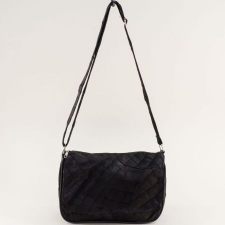 Ежедневна дамска чанта с ефектно капаче от черен велур ch260krvch