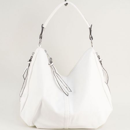 Бяла дамска чанта тип торба с декоративен пискюл ch2739b