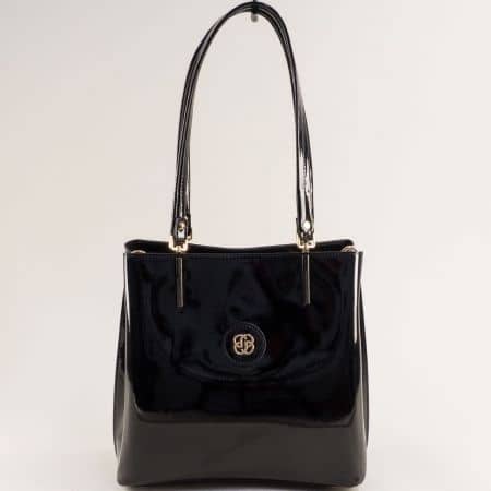 Гладък лак дамска чанта в черен цвят ch333lch