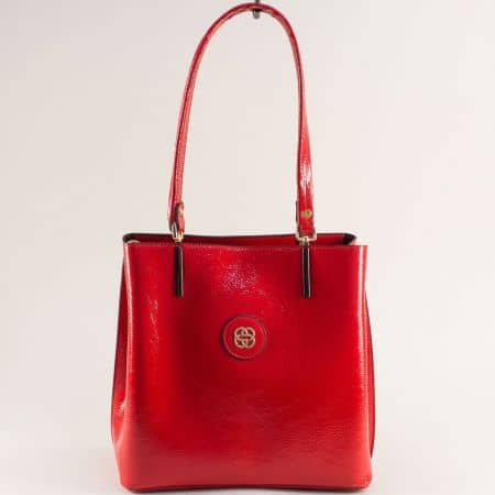 Модерна дамска чанта в червен лак ch333lchv