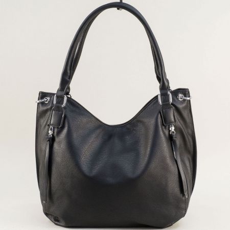 Черна дамска чанта с три прегради и акцент декоративен цип и висящи кожени ch38203ch