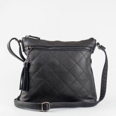Дамска чанта в черен цвят, с преден джоб с цип и пискюл David Jones ch3908-2ch