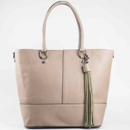 Дамска практична чанта с пискюл на френския производител David Jones в бежов цвят ch3944-2bj