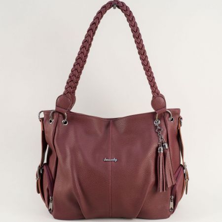 Дамска чанта в бордо тип торба с пискюли ch416bd