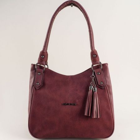Дамска чанта тип торба в бордо цвят с пискюли ch417bd1