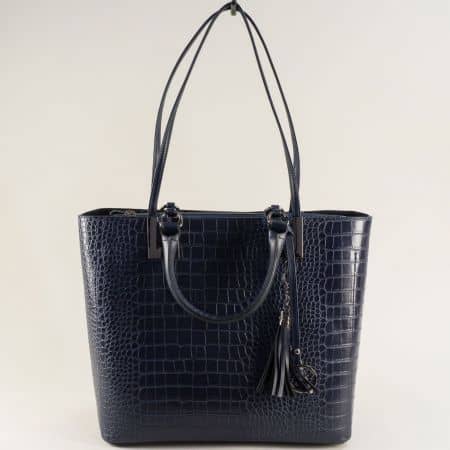 Стилна дамска чанта с кроко принт и пискюл в синьо ch432s