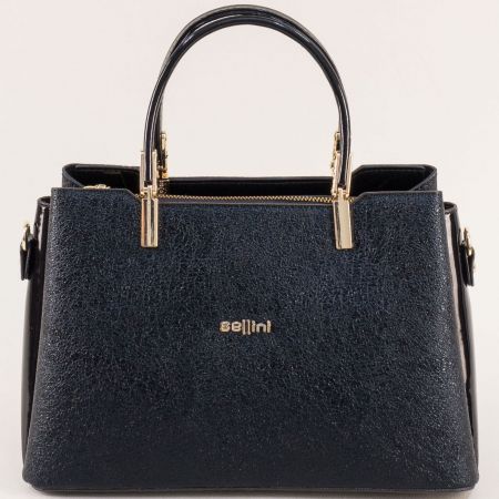 Елегантна дамска чанта в черно със златен елемент ch448lts
