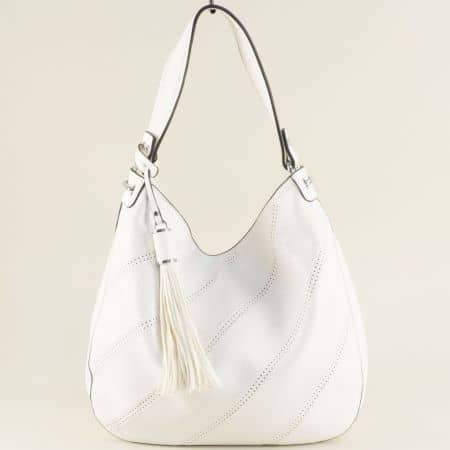 Бяла дамска чанта с пискюл, тип торба ch466b