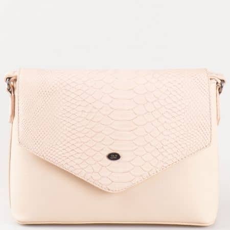 Дамска чанта с кокетна стилна визия и капак на френската марка David Jones в розов цвят ch5056-3rz