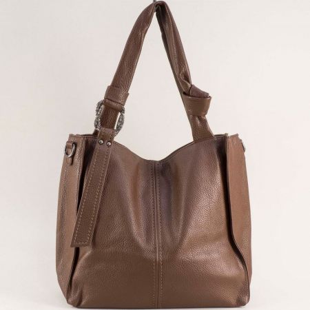 Стилна дамска чанта в кафяв цвят с ефектна дръжка ch520kk