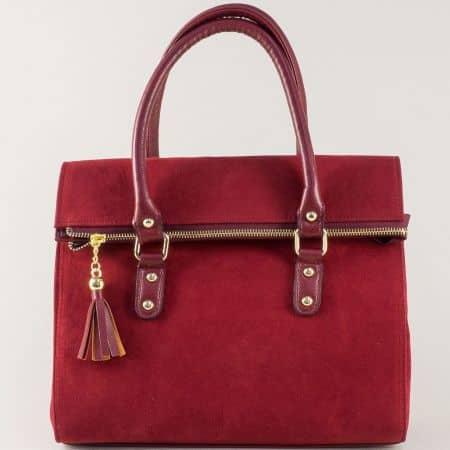 Ефектна дамска чанта в бордо с пискюл ch671bd