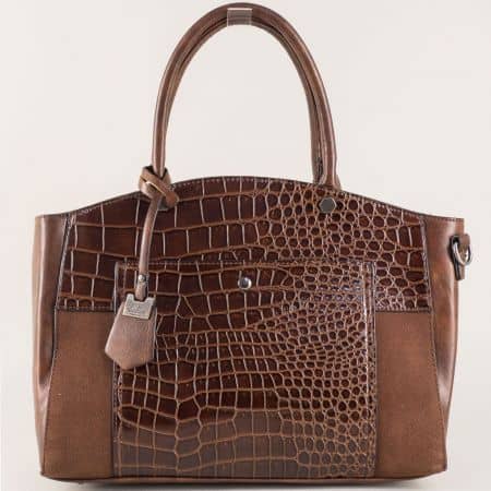 Тъмно кафява дамска чанта с атрактивен принт с две къси и допълнителна дълга дръжка ch70246kk
