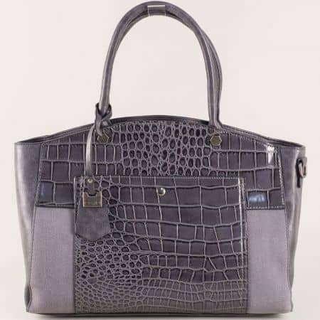 Дамска чанта с актуална визия с една преграда и практични джобчета ch70246sv
