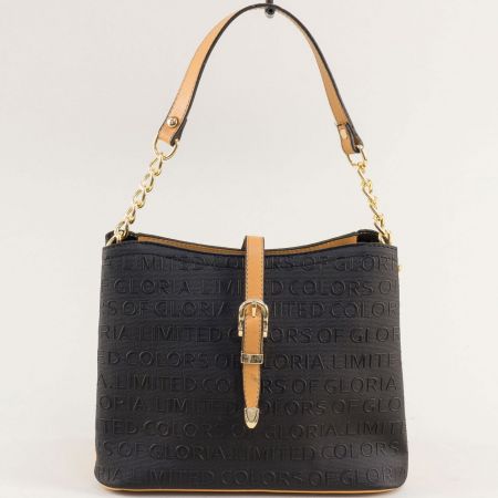 Черна дамска чанта с щампа и кафява дръжка с метален елемент ch73001ch