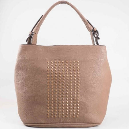 Дамска стилна чанта с ефектни капси на известния френски производител David Jones в кафяв цвят cm2743k