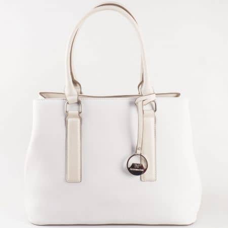 Дамска атрактивна чанта с метална висулка на френския производител David Jones в бяло cm3066b