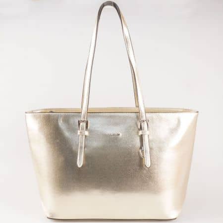 Дамска златиста чанта с изключително атрактивна визия на френския производител David Jones  cm3093zl