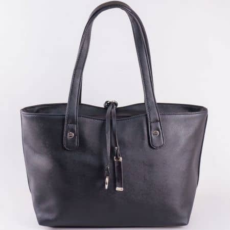 Дамска чанта за всеки ден с изчистена визия и две висулки на френския производител David Jones в черен цвят cm3106ch