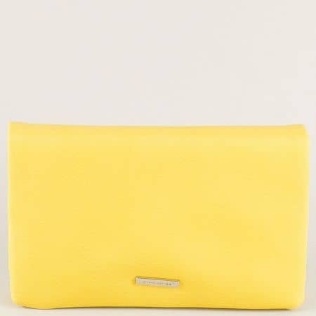 Малка дамска чанта с практично разпределение в жълто cm3424j