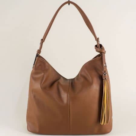 Кафява дамска чанта, тип торба с пискюл и къса дръжка cm3526k