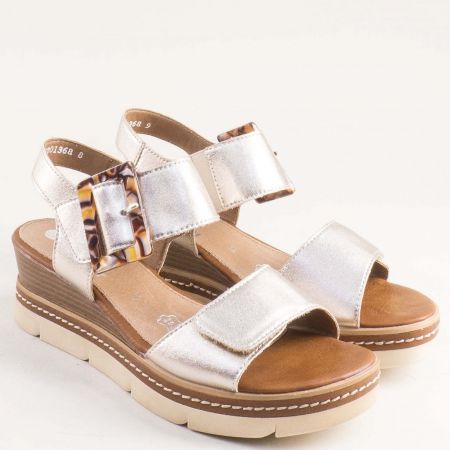 REMONTE Дамски сандали на платформа в златиста кожа с закачлира катарама d2l53-90