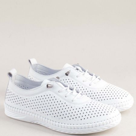 Бели кожени дамски мокасини с перфорация и гъвкаво ходило e24025-1b