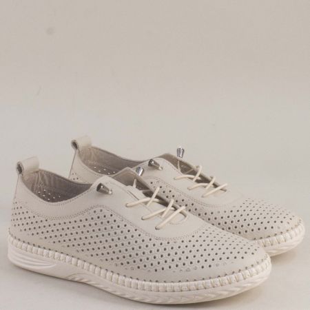 Комфортни дамски обувки с нежна перфорация и ластични връзки в бежово e24025-1bj