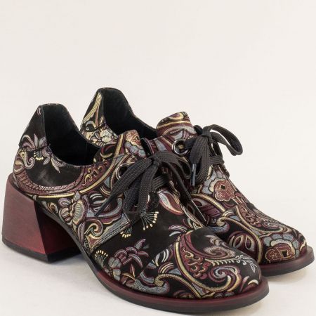 Дамски обувки на среден ток в черен набук с флорални мотиви k0203achps3