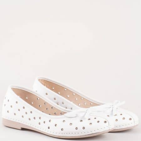 Равни дамски обувки с перфорация, тип балерини в бяло от естествена кожа изцяло- Karyoka k1140b